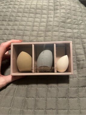 Luxie Makeup Sponge Set in Beige, Gray, White